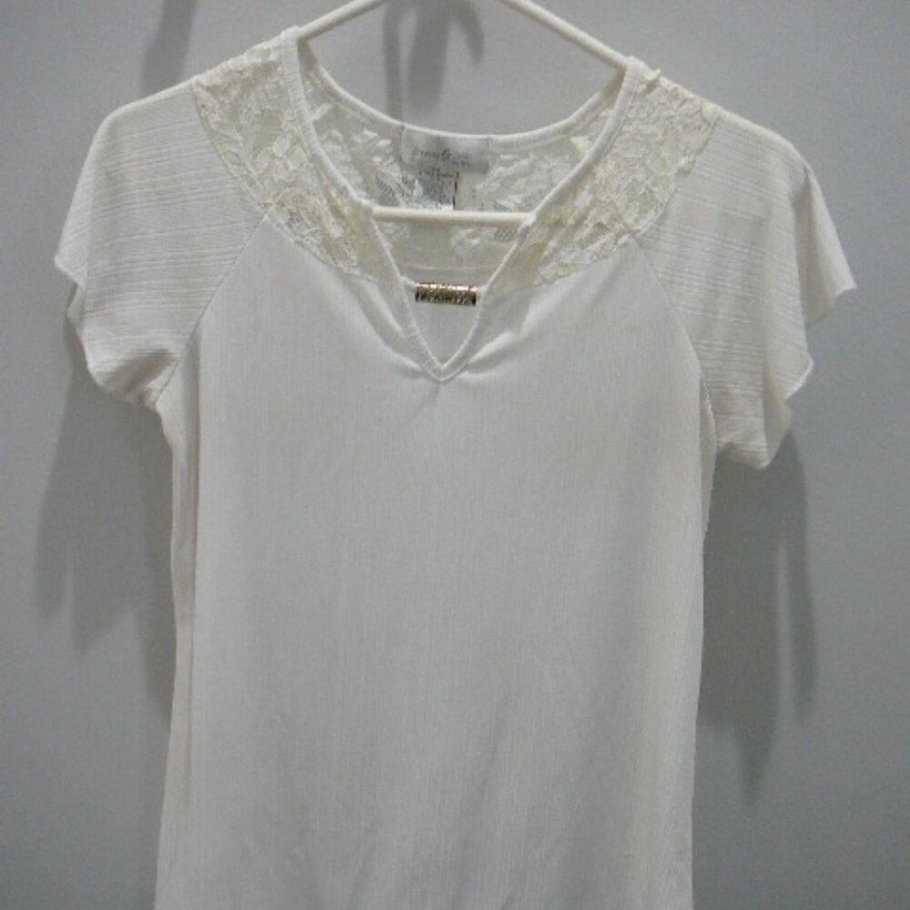 Emma & Olive Petite Ivory Short Sleeve Lace Trimmed Gold Bar V-Neck Top -Size PS